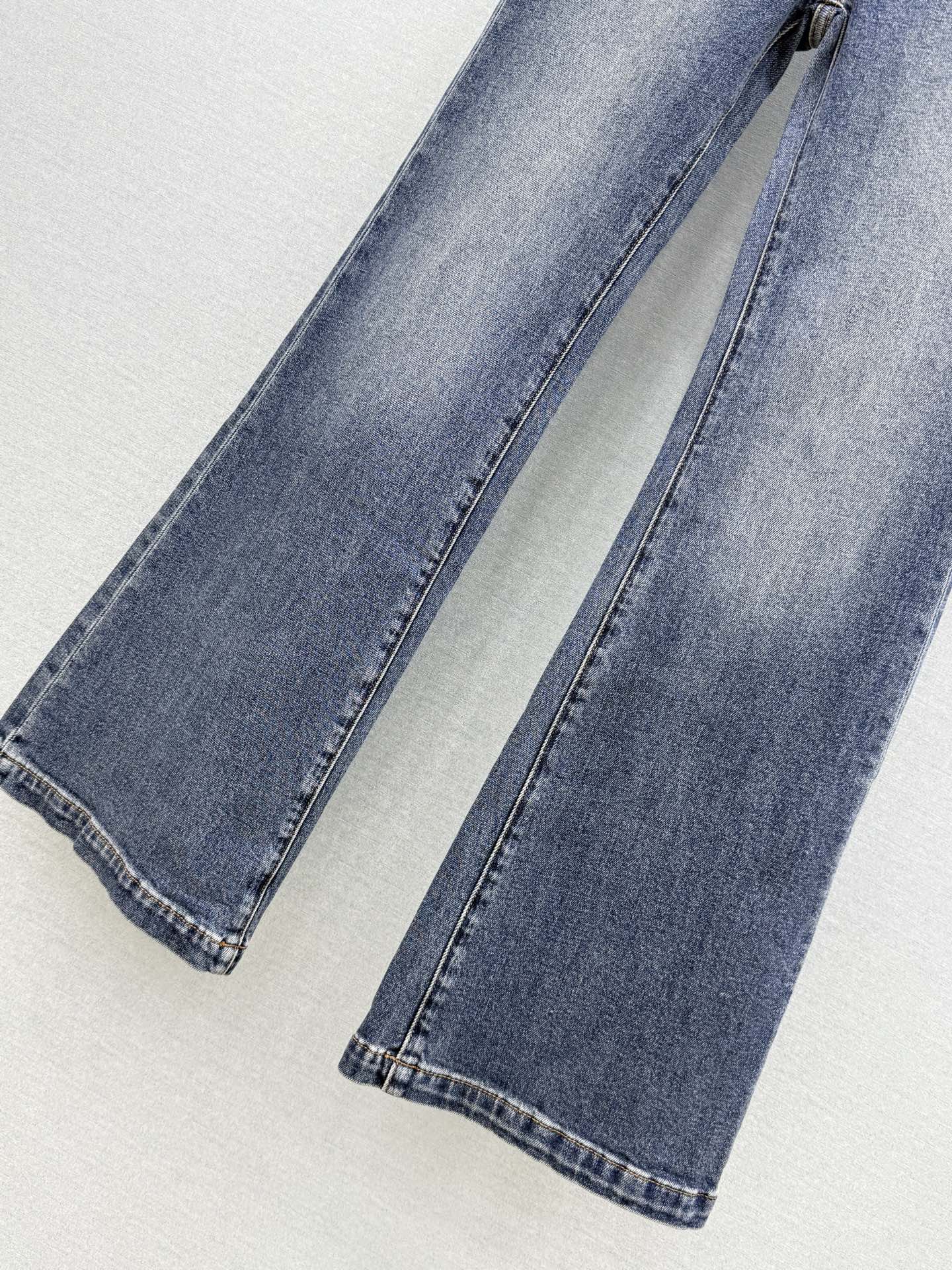 🛒𝐍𝐄𝐖 · 𝟐𝟎𝟐6/爆款现货 【秋冬新款】设计师｜老花双口袋微喇牛仔裤 采用高端定制面料，牛仔穿起来非常舒适，常规设