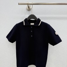 🛒𝐍𝐄𝐖 · 𝟐𝟎𝟐6/爆款现货 【原单品质】 Mon*|2026新款粗针翻领拼接针织T恤 高订面料,百搭版型 ,上身 🛒𝐍𝐄𝐖 · 𝟐𝟎𝟐6/爆款现货 【原单品质】 Mon*|2026新款粗针翻领拼接针织T恤 高订面料,百搭版型 ,上身