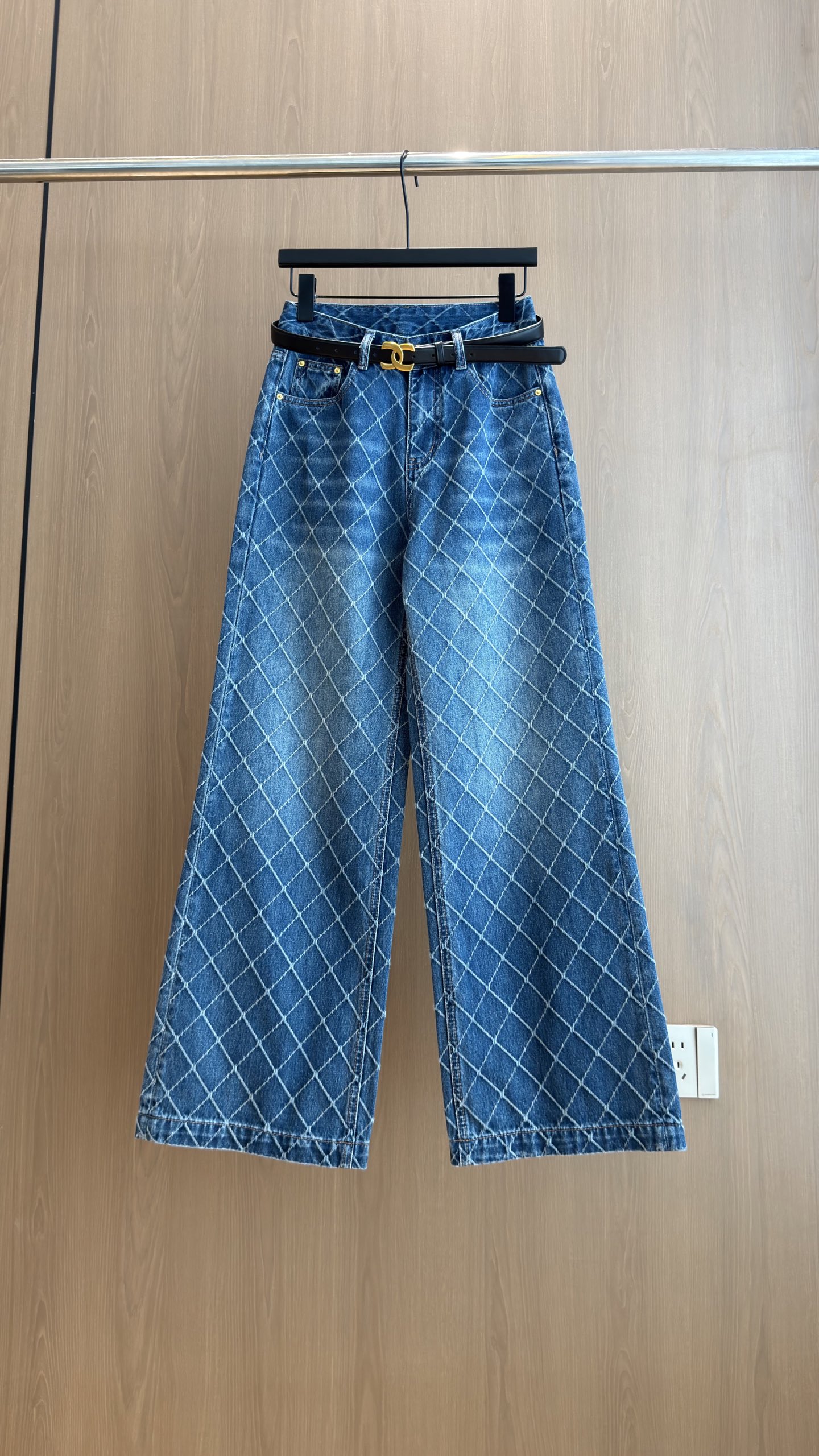 🛒𝐍𝐄𝐖 · 𝟐𝟎𝟐6/爆款现货 【秋冬新款】Ch*｜定制菱格小香风手工订珠牛仔裤 配定制腰带 采用高端定制面料，牛仔穿