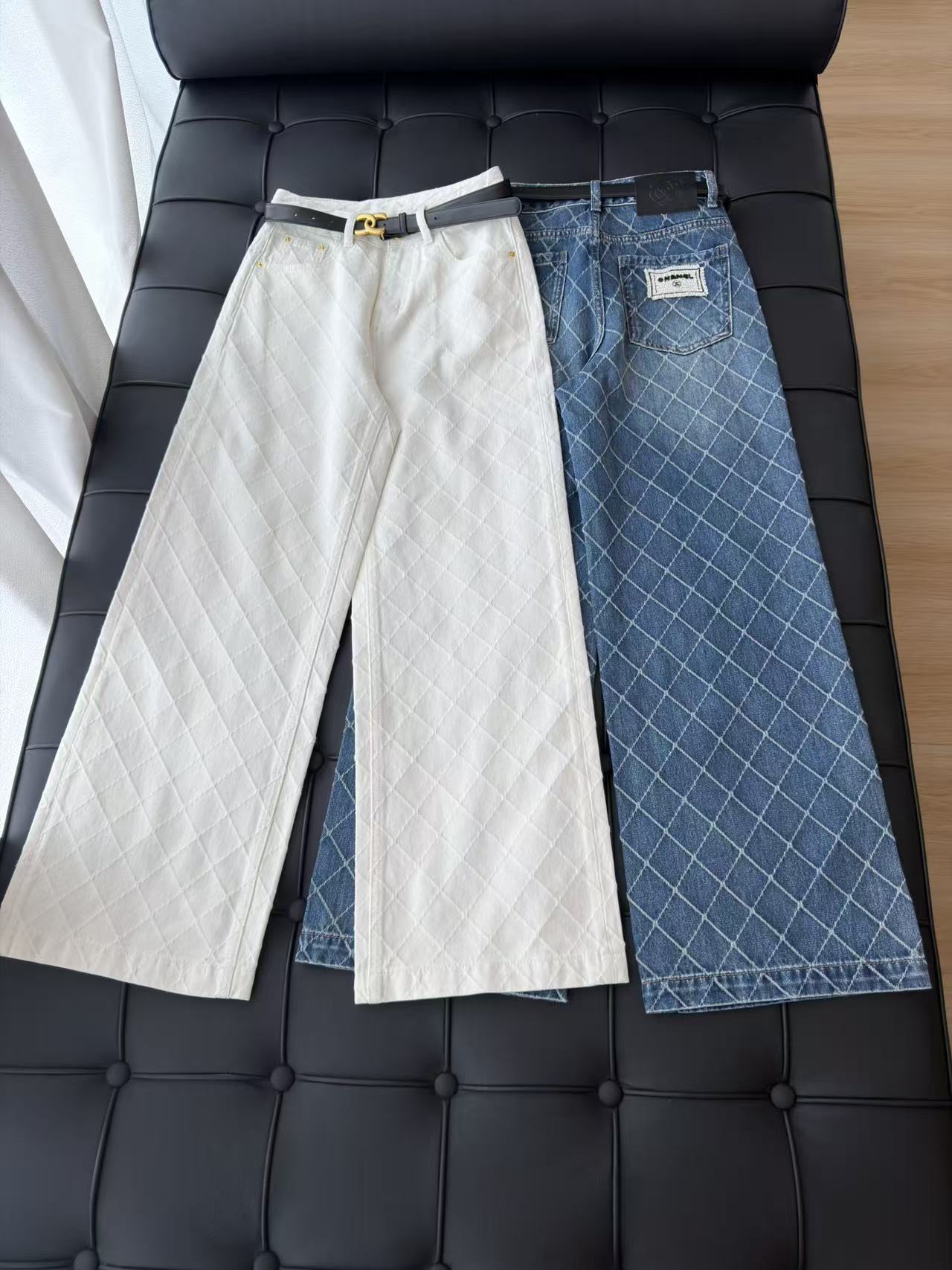 🛒𝐍𝐄𝐖 · 𝟐𝟎𝟐6/爆款现货 【秋冬新款】Ch*｜定制菱格小香风手工订珠牛仔裤 配定制腰带 采用高端定制面料，牛仔穿
