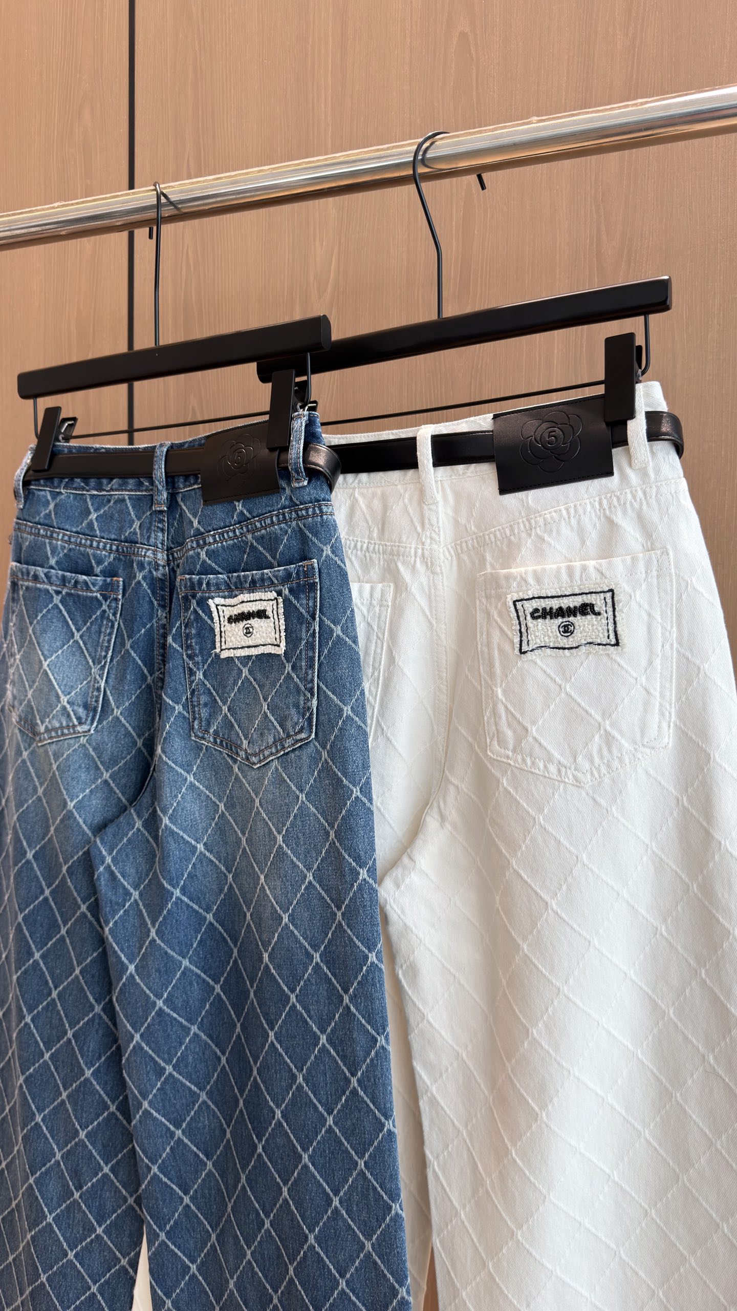 🛒𝐍𝐄𝐖 · 𝟐𝟎𝟐6/爆款现货 【秋冬新款】Ch*｜定制菱格小香风手工订珠牛仔裤 配定制腰带 采用高端定制面料，牛仔穿