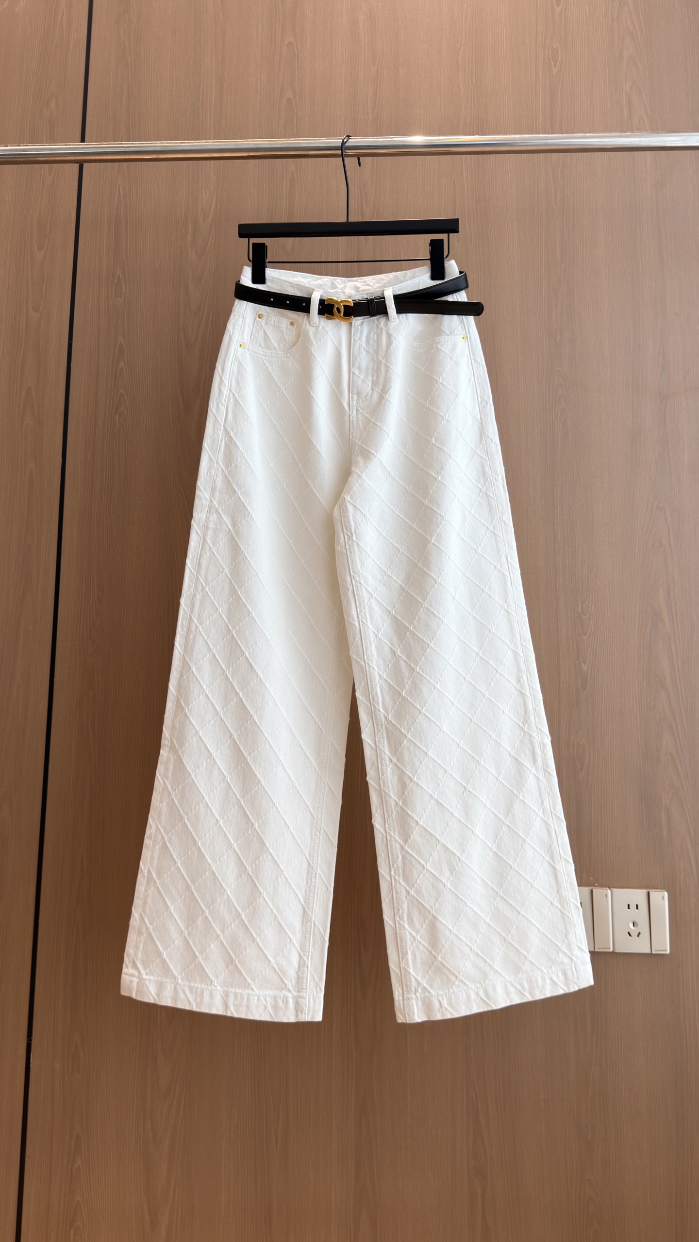 🛒𝐍𝐄𝐖 · 𝟐𝟎𝟐6/爆款现货 【秋冬新款】Ch*｜定制菱格小香风手工订珠牛仔裤 配定制腰带 采用高端定制面料，牛仔穿