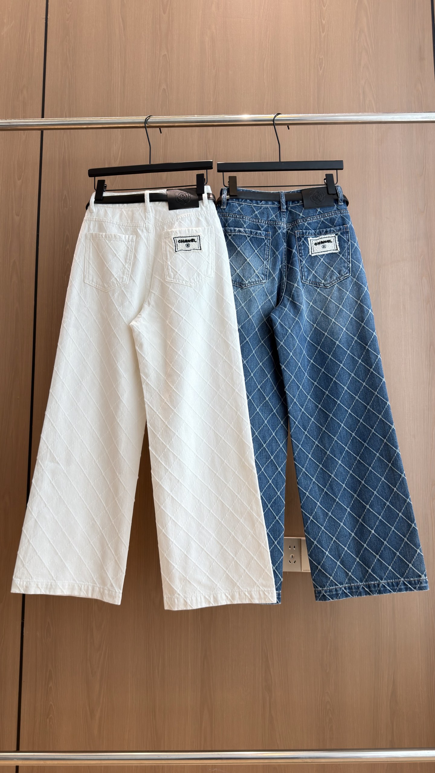 🛒𝐍𝐄𝐖 · 𝟐𝟎𝟐6/爆款现货 【秋冬新款】Ch*｜定制菱格小香风手工订珠牛仔裤 配定制腰带 采用高端定制面料，牛仔穿