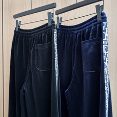🛒𝐍𝐄𝐖 · 𝟐𝟎𝟐6/爆款现货 【秋冬上新】Di*|撞色抽绳小蜜蜂刺绣丝绒休闲裤 精致千金风穿搭 常规版型包容性好 进 🛒𝐍𝐄𝐖 · 𝟐𝟎𝟐6/爆款现货 【秋冬上新】Di*|撞色抽绳小蜜蜂刺绣丝绒休闲裤 精致千金风穿搭 常规版型包容性好 进