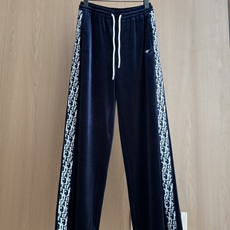 🛒𝐍𝐄𝐖 · 𝟐𝟎𝟐6/爆款现货 【秋冬上新】Di*|撞色抽绳小蜜蜂刺绣丝绒休闲裤 精致千金风穿搭 常规版型包容性好 进 🛒𝐍𝐄𝐖 · 𝟐𝟎𝟐6/爆款现货 【秋冬上新】Di*|撞色抽绳小蜜蜂刺绣丝绒休闲裤 精致千金风穿搭 常规版型包容性好 进