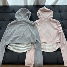 🛒𝐍𝐄𝐖 · 𝟐𝟎𝟐6/爆款现货 【秋冬上新】Ch*|26新品经典假两件拼接带帽长裤套装! 高端定制烫钻拉链上衣 搭配 🛒𝐍𝐄𝐖 · 𝟐𝟎𝟐6/爆款现货 【秋冬上新】Ch*|26新品经典假两件拼接带帽长裤套装! 高端定制烫钻拉链上衣 搭配