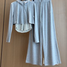 🛒𝐍𝐄𝐖 · 𝟐𝟎𝟐6/爆款现货 【秋冬上新】Ch*|26新品经典假两件拼接带帽长裤套装! 高端定制烫钻拉链上衣 搭配 🛒𝐍𝐄𝐖 · 𝟐𝟎𝟐6/爆款现货 【秋冬上新】Ch*|26新品经典假两件拼接带帽长裤套装! 高端定制烫钻拉链上衣 搭配