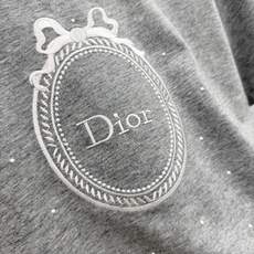 🛒𝐍𝐄𝐖 · 𝟐𝟎𝟐6/爆款现货 【原单品质】Dio*|2026新款刺绣烫钻T恤 高订面料,百搭版型 ,上身的触感谁穿 🛒𝐍𝐄𝐖 · 𝟐𝟎𝟐6/爆款现货 【原单品质】Dio*|2026新款刺绣烫钻T恤 高订面料,百搭版型 ,上身的触感谁穿