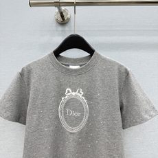 🛒𝐍𝐄𝐖 · 𝟐𝟎𝟐6/爆款现货 【原单品质】Dio*|2026新款刺绣烫钻T恤 高订面料,百搭版型 ,上身的触感谁穿 🛒𝐍𝐄𝐖 · 𝟐𝟎𝟐6/爆款现货 【原单品质】Dio*|2026新款刺绣烫钻T恤 高订面料,百搭版型 ,上身的触感谁穿
