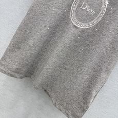 🛒𝐍𝐄𝐖 · 𝟐𝟎𝟐6/爆款现货 【原单品质】Dio*|2026新款刺绣烫钻T恤 高订面料,百搭版型 ,上身的触感谁穿 🛒𝐍𝐄𝐖 · 𝟐𝟎𝟐6/爆款现货 【原单品质】Dio*|2026新款刺绣烫钻T恤 高订面料,百搭版型 ,上身的触感谁穿