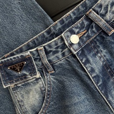 🛒𝐍𝐄𝐖 · 𝟐𝟎𝟐6/爆款现货 【原单品质】P*|26新款撞色明线刺绣镰刀式牛仔裤 倒三角铁牌系列款 气质女神必入 🛒𝐍𝐄𝐖 · 𝟐𝟎𝟐6/爆款现货 【原单品质】P*|26新款撞色明线刺绣镰刀式牛仔裤 倒三角铁牌系列款 气质女神必入