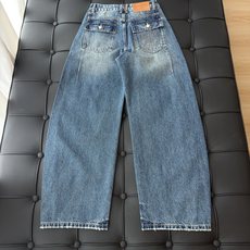 🛒𝐍𝐄𝐖 · 𝟐𝟎𝟐6/爆款现货 【原单品质】P*|26新款撞色明线刺绣镰刀式牛仔裤 倒三角铁牌系列款 气质女神必入 🛒𝐍𝐄𝐖 · 𝟐𝟎𝟐6/爆款现货 【原单品质】P*|26新款撞色明线刺绣镰刀式牛仔裤 倒三角铁牌系列款 气质女神必入