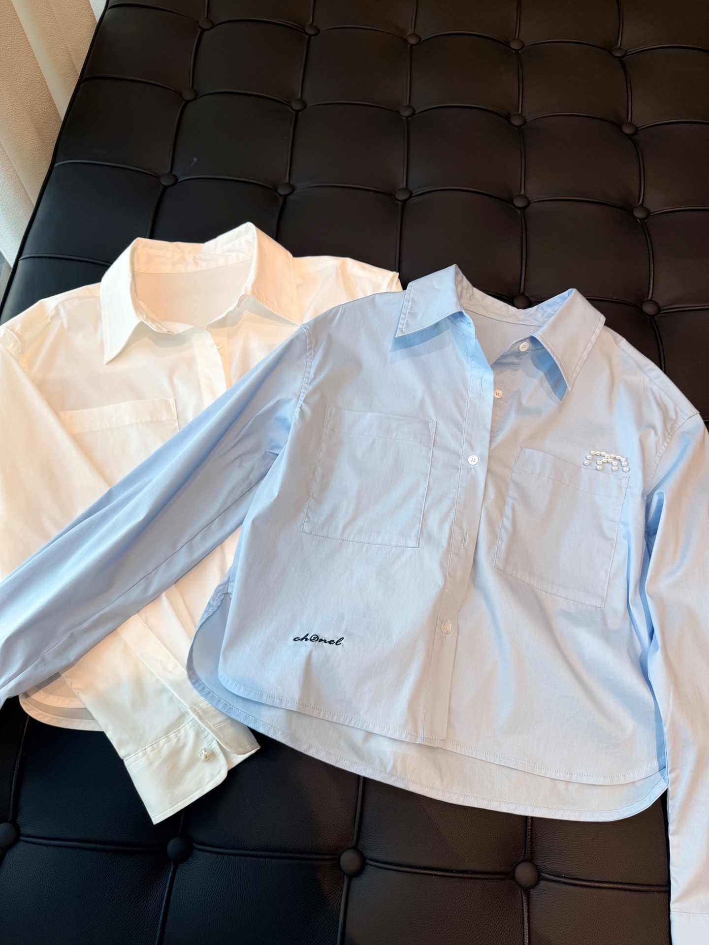 🛒𝐍𝐄𝐖 · 𝟐𝟎𝟐6/爆款现货 【秋冬上新】Ch*｜2026新品撞色刺绣衬衫  定制YB棉质材质  珍珠双C手工点缀 