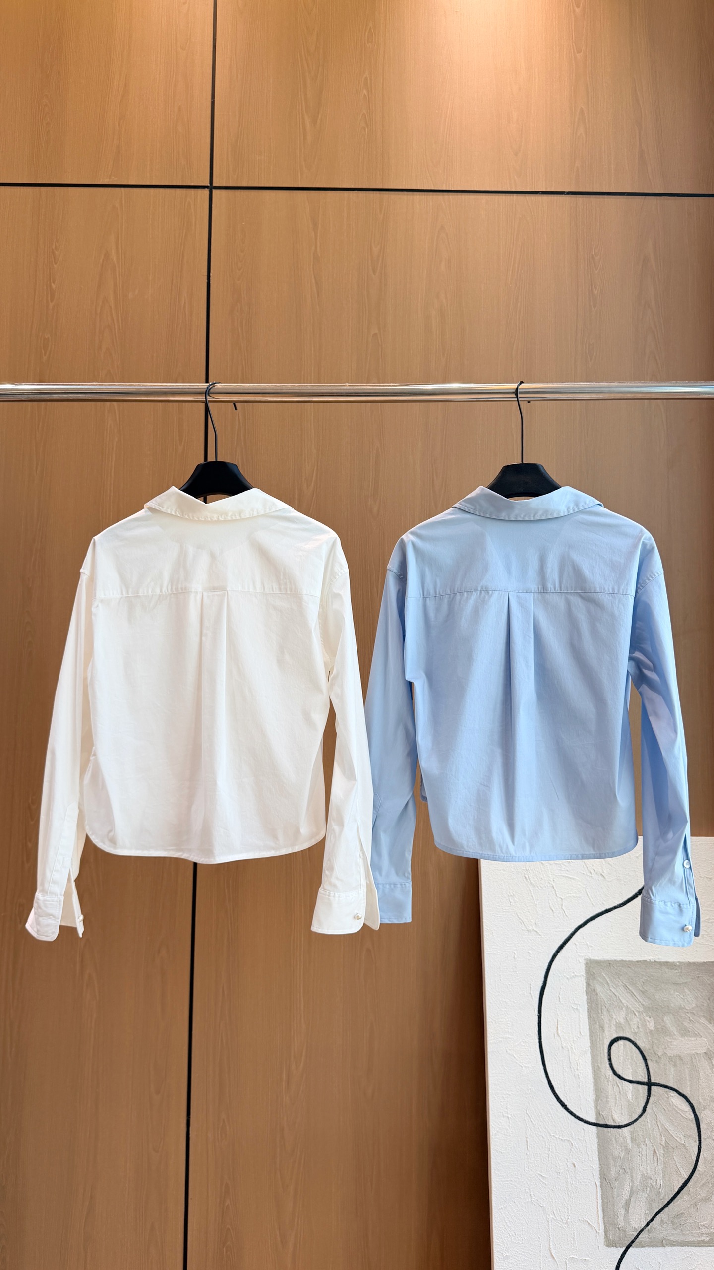 🛒𝐍𝐄𝐖 · 𝟐𝟎𝟐6/爆款现货 【秋冬上新】Ch*｜2026新品撞色刺绣衬衫  定制YB棉质材质  珍珠双C手工点缀 