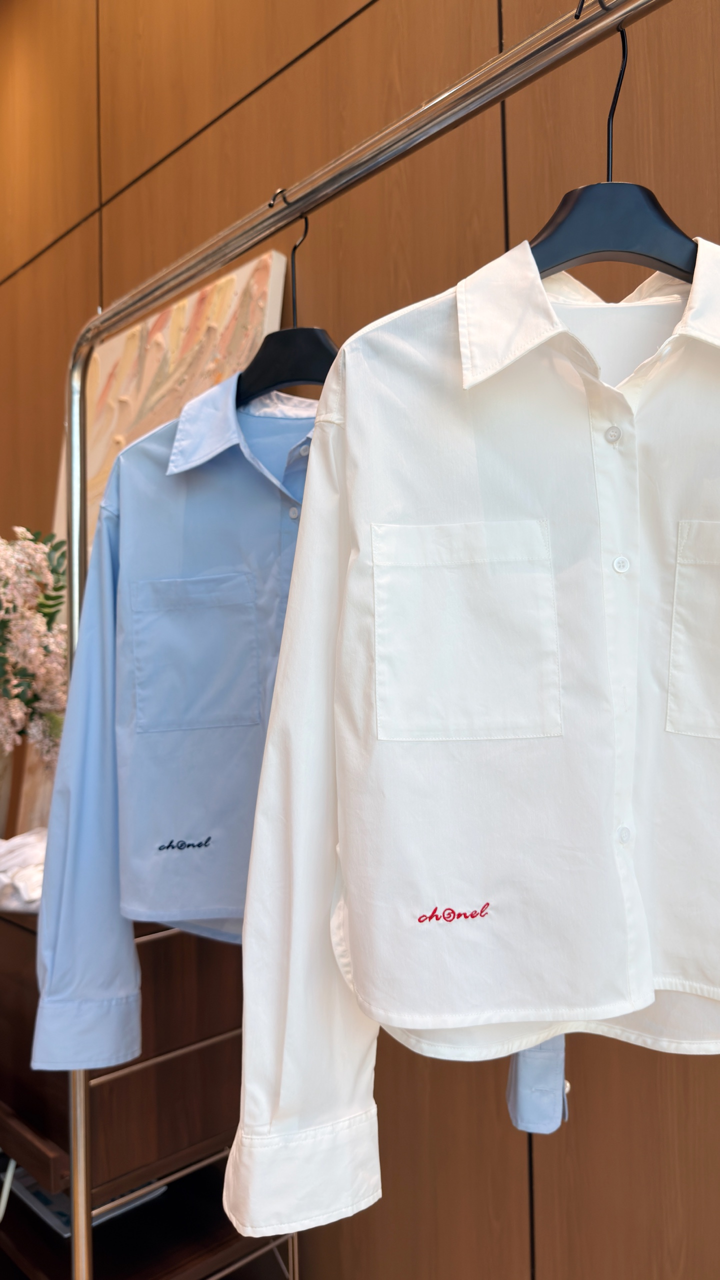 🛒𝐍𝐄𝐖 · 𝟐𝟎𝟐6/爆款现货 【秋冬上新】Ch*｜2026新品撞色刺绣衬衫  定制YB棉质材质  珍珠双C手工点缀 