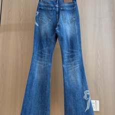🛒𝐍𝐄𝐖 · 𝟐𝟎𝟐6/爆款现货 【秋冬新款】设计师|蝴蝶结烫钻微喇牛仔裤 采用高端定制面料,牛仔穿起来非常舒适,常规设 🛒𝐍𝐄𝐖 · 𝟐𝟎𝟐6/爆款现货 【秋冬新款】设计师|蝴蝶结烫钻微喇牛仔裤 采用高端定制面料,牛仔穿起来非常舒适,常规设