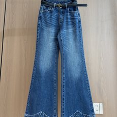 🛒𝐍𝐄𝐖 · 𝟐𝟎𝟐6/爆款现货 【秋冬新款】设计师|老花压花毛边微喇牛仔裤 配腰带 采用高端定制面料,牛仔穿起来非常 🛒𝐍𝐄𝐖 · 𝟐𝟎𝟐6/爆款现货 【秋冬新款】设计师|老花压花毛边微喇牛仔裤 配腰带 采用高端定制面料,牛仔穿起来非常