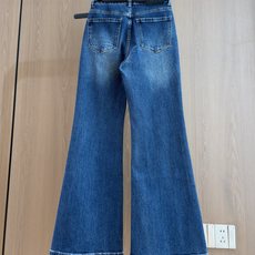 🛒𝐍𝐄𝐖 · 𝟐𝟎𝟐6/爆款现货 【秋冬新款】设计师|老花压花毛边微喇牛仔裤 配腰带 采用高端定制面料,牛仔穿起来非常 🛒𝐍𝐄𝐖 · 𝟐𝟎𝟐6/爆款现货 【秋冬新款】设计师|老花压花毛边微喇牛仔裤 配腰带 采用高端定制面料,牛仔穿起来非常