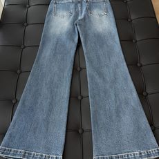 🛒𝐍𝐄𝐖 · 𝟐𝟎𝟐6/爆款现货 【秋冬新款】设计师|经典图文烫钻微喇牛仔裤 采用高端定制面料,牛仔穿起来非常舒适, 🛒𝐍𝐄𝐖 · 𝟐𝟎𝟐6/爆款现货 【秋冬新款】设计师|经典图文烫钻微喇牛仔裤 采用高端定制面料,牛仔穿起来非常舒适,