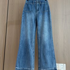 🛒𝐍𝐄𝐖 · 𝟐𝟎𝟐6/爆款现货 【秋冬新款】设计师|经典双口袋凯旋图刺绣牛仔裤 采用高端定制面料,牛仔穿起来非常舒 🛒𝐍𝐄𝐖 · 𝟐𝟎𝟐6/爆款现货 【秋冬新款】设计师|经典双口袋凯旋图刺绣牛仔裤 采用高端定制面料,牛仔穿起来非常舒