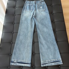 🛒𝐍𝐄𝐖 · 𝟐𝟎𝟐6/爆款现货 【秋冬新款】设计师|经典双口袋凯旋图刺绣牛仔裤 采用高端定制面料,牛仔穿起来非常舒 🛒𝐍𝐄𝐖 · 𝟐𝟎𝟐6/爆款现货 【秋冬新款】设计师|经典双口袋凯旋图刺绣牛仔裤 采用高端定制面料,牛仔穿起来非常舒