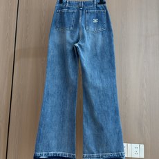 🛒𝐍𝐄𝐖 · 𝟐𝟎𝟐6/爆款现货 【秋冬新款】设计师|经典双口袋凯旋图刺绣牛仔裤 采用高端定制面料,牛仔穿起来非常舒 🛒𝐍𝐄𝐖 · 𝟐𝟎𝟐6/爆款现货 【秋冬新款】设计师|经典双口袋凯旋图刺绣牛仔裤 采用高端定制面料,牛仔穿起来非常舒