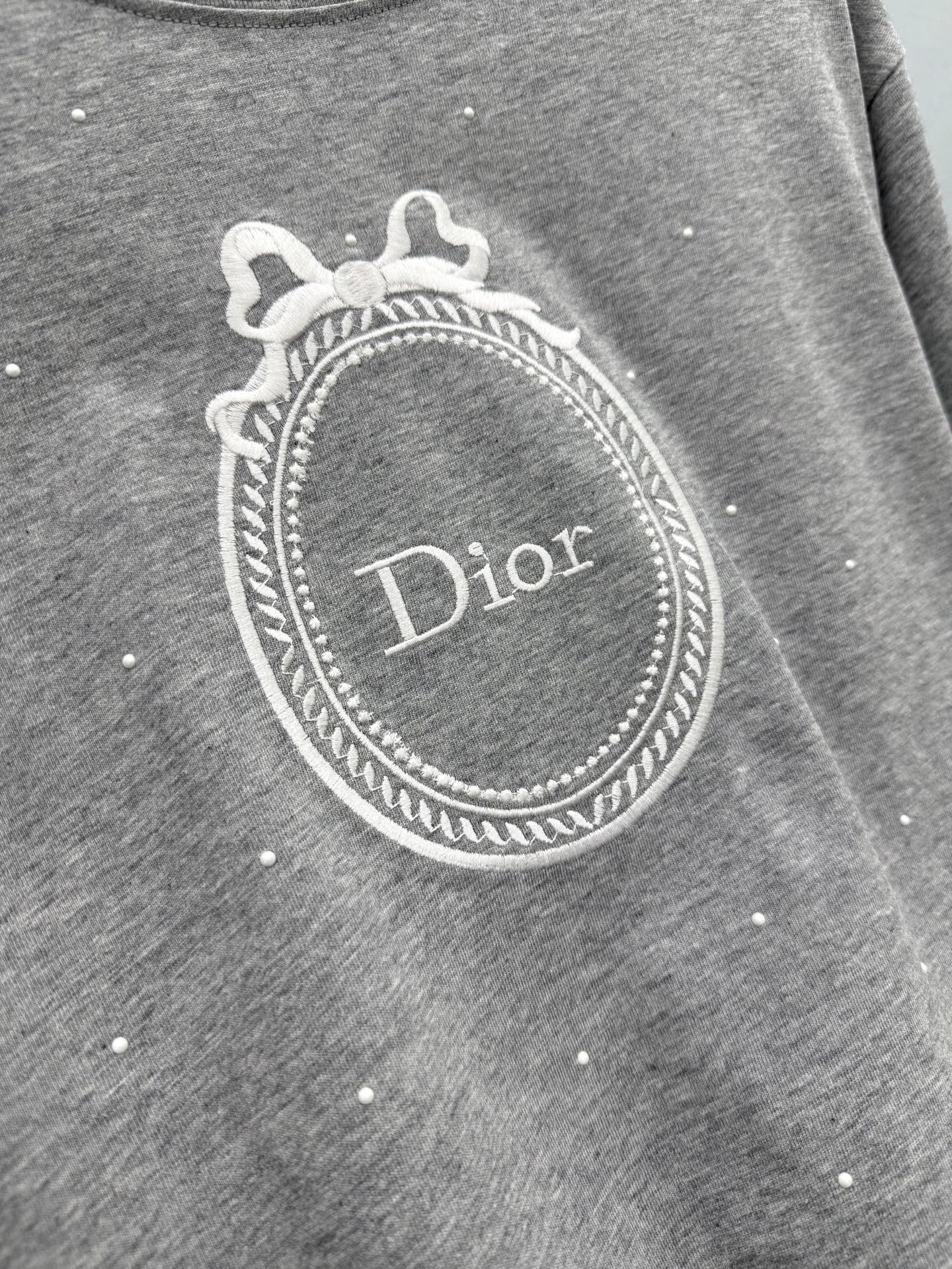🛒𝐍𝐄𝐖 · 𝟐𝟎𝟐6/爆款现货 【原单品质】Dio*｜2026新款刺绣烫钻长袖T恤 高订面料，百搭版型  ，上身的触感