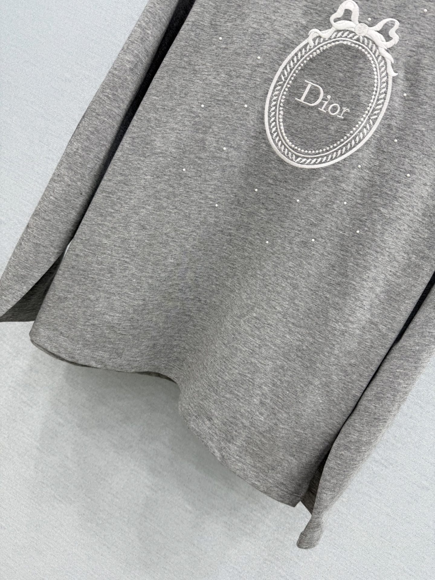 🛒𝐍𝐄𝐖 · 𝟐𝟎𝟐6/爆款现货 【原单品质】Dio*｜2026新款刺绣烫钻长袖T恤 高订面料，百搭版型  ，上身的触感