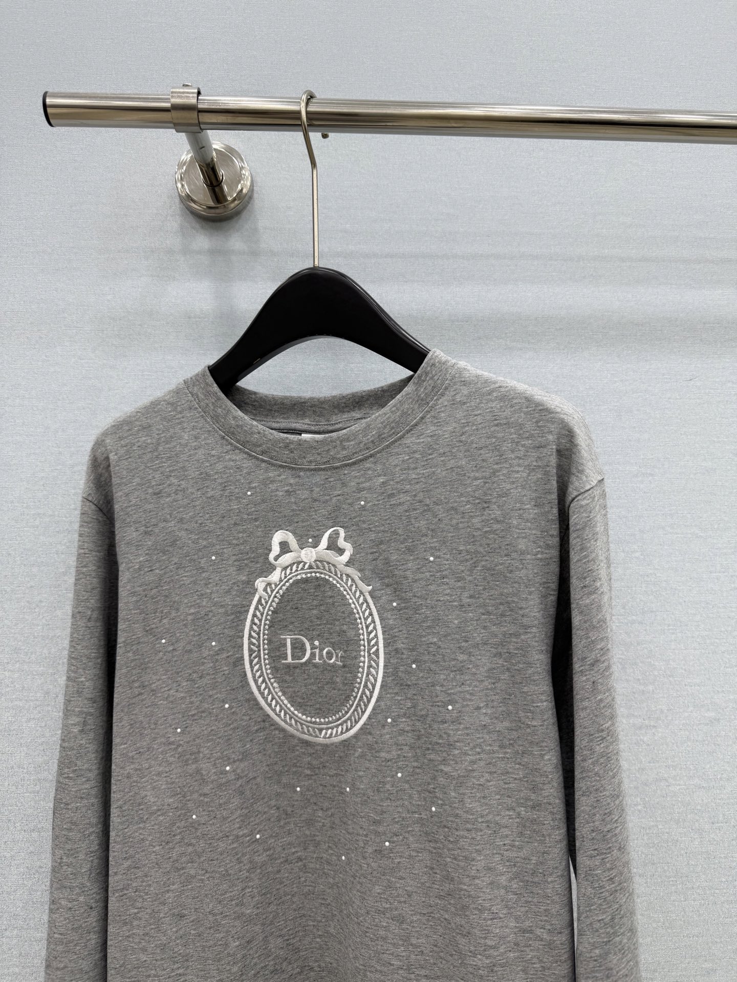 🛒𝐍𝐄𝐖 · 𝟐𝟎𝟐6/爆款现货 【原单品质】Dio*｜2026新款刺绣烫钻长袖T恤 高订面料，百搭版型  ，上身的触感