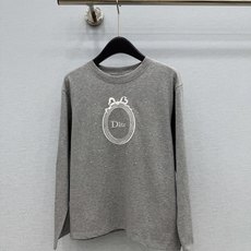 🛒𝐍𝐄𝐖 · 𝟐𝟎𝟐6/爆款现货 【原单品质】Dio*|2026新款刺绣烫钻长袖T恤 高订面料,百搭版型 ,上身的触感 🛒𝐍𝐄𝐖 · 𝟐𝟎𝟐6/爆款现货 【原单品质】Dio*|2026新款刺绣烫钻长袖T恤 高订面料,百搭版型 ,上身的触感