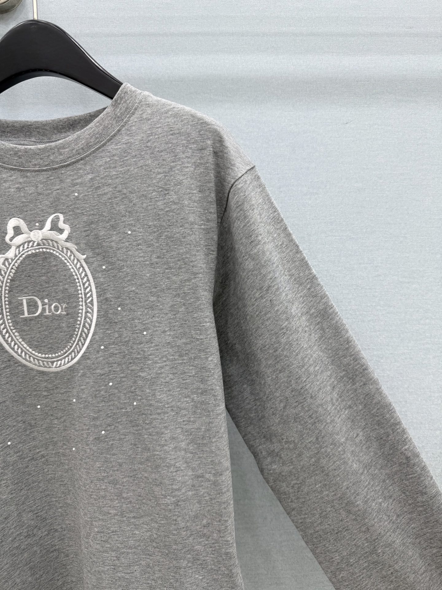 🛒𝐍𝐄𝐖 · 𝟐𝟎𝟐6/爆款现货 【原单品质】Dio*｜2026新款刺绣烫钻长袖T恤 高订面料，百搭版型  ，上身的触感