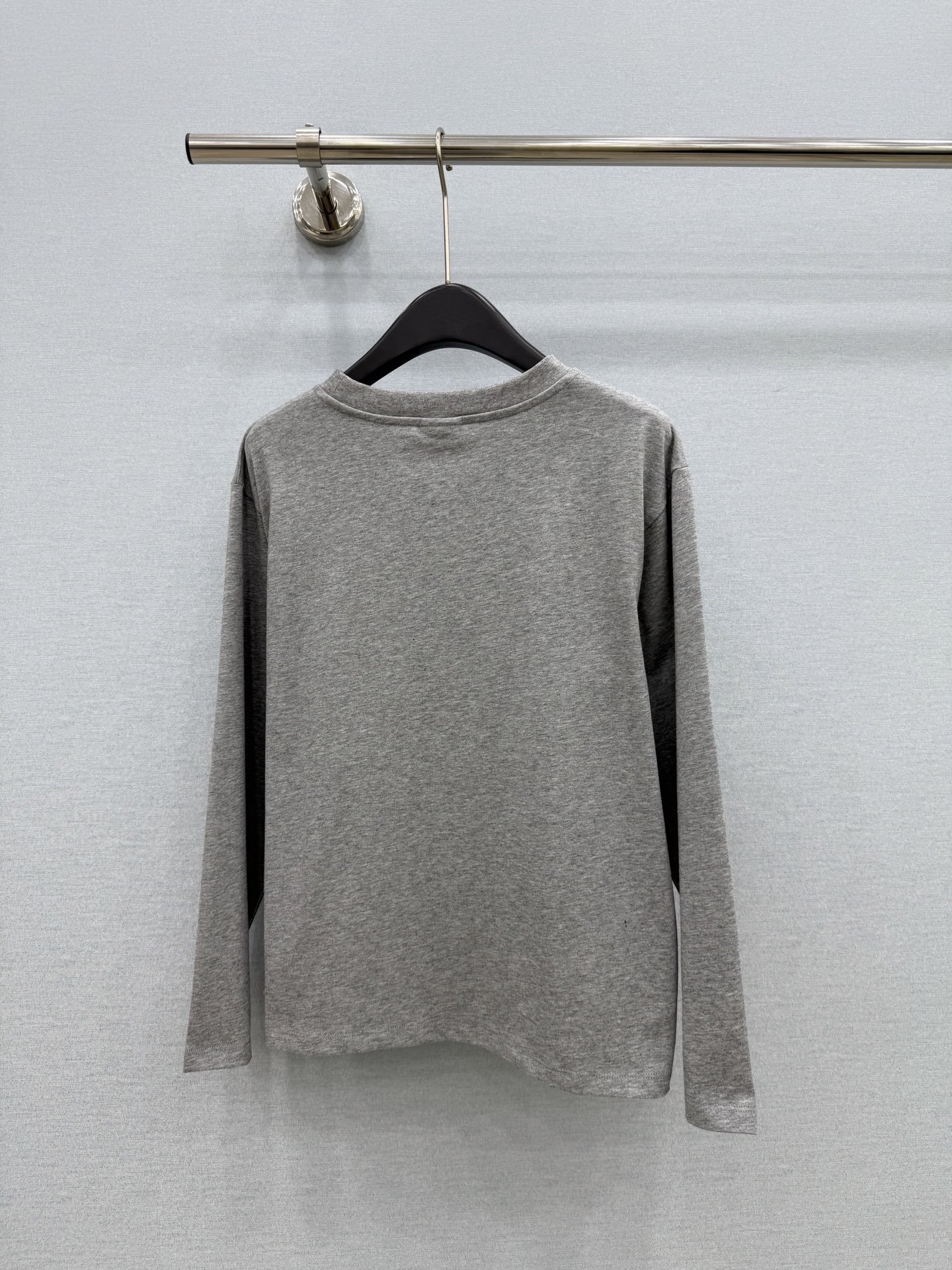 🛒𝐍𝐄𝐖 · 𝟐𝟎𝟐6/爆款现货 【原单品质】Dio*｜2026新款刺绣烫钻长袖T恤 高订面料，百搭版型  ，上身的触感