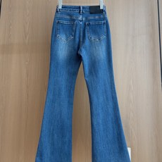 🛒𝐍𝐄𝐖 · 𝟐𝟎𝟐6/爆款现货 【秋冬新款】Ch*|小香风双口袋编织双C微喇牛仔裤 采用高端定制面料,牛仔穿起来非常舒 🛒𝐍𝐄𝐖 · 𝟐𝟎𝟐6/爆款现货 【秋冬新款】Ch*|小香风双口袋编织双C微喇牛仔裤 采用高端定制面料,牛仔穿起来非常舒