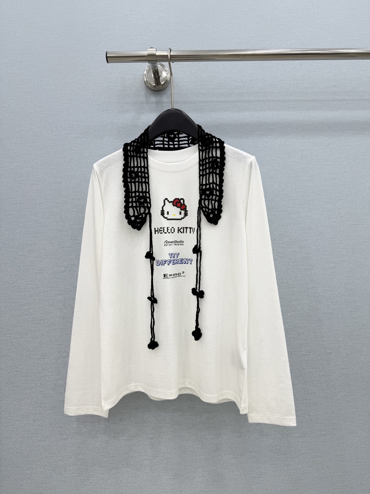 🛒𝐍𝐄𝐖 · 𝟐𝟎𝟐6/爆款现货 【原单品质】 小众｜2026新款烫钻印花可拆卸针织领长袖T恤 高订面料，减龄百搭版型 