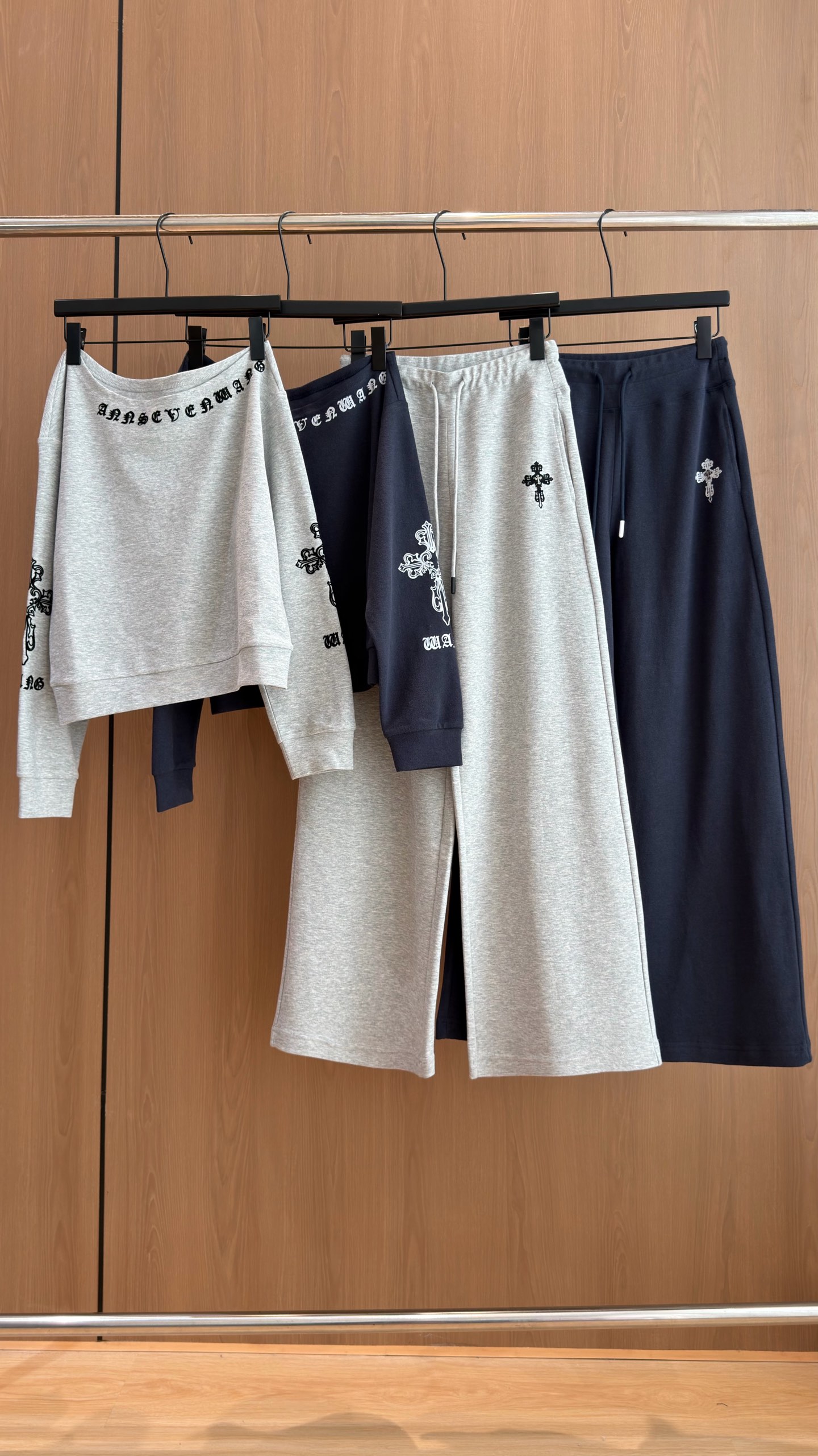 🛒𝐍𝐄𝐖 · 𝟐𝟎𝟐6/爆款现货 【秋冬上新】设计师｜26新品休闲套装！ 高端定制一字领印花上衣 搭配松紧腰抽绳长裤 极