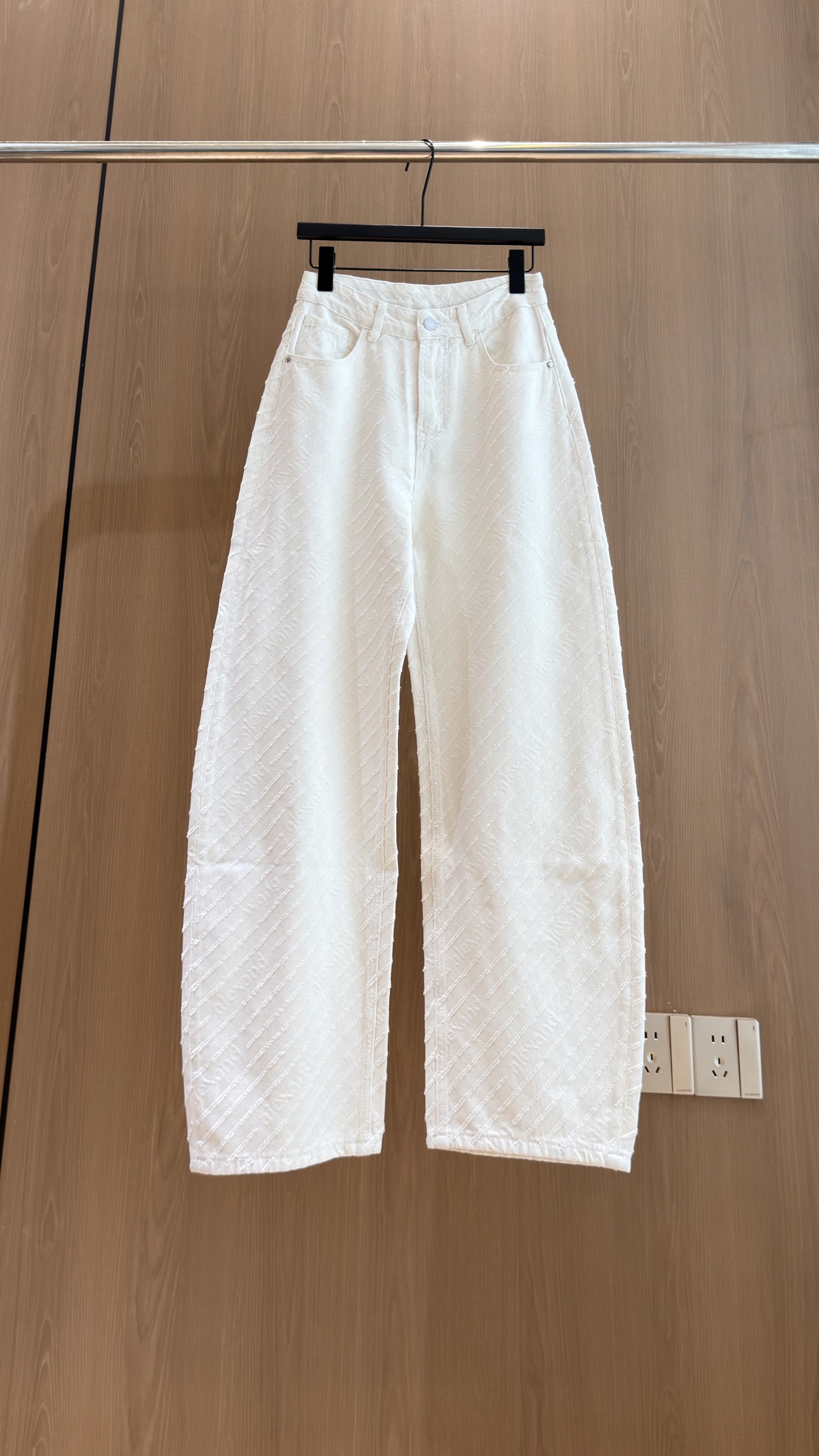 🛒𝐍𝐄𝐖 · 𝟐𝟎𝟐6/爆款现货 【秋冬上新】设计师｜26新款字母提花镰刀型牛仔裤 爆单款  气质女神必入  定制专属图