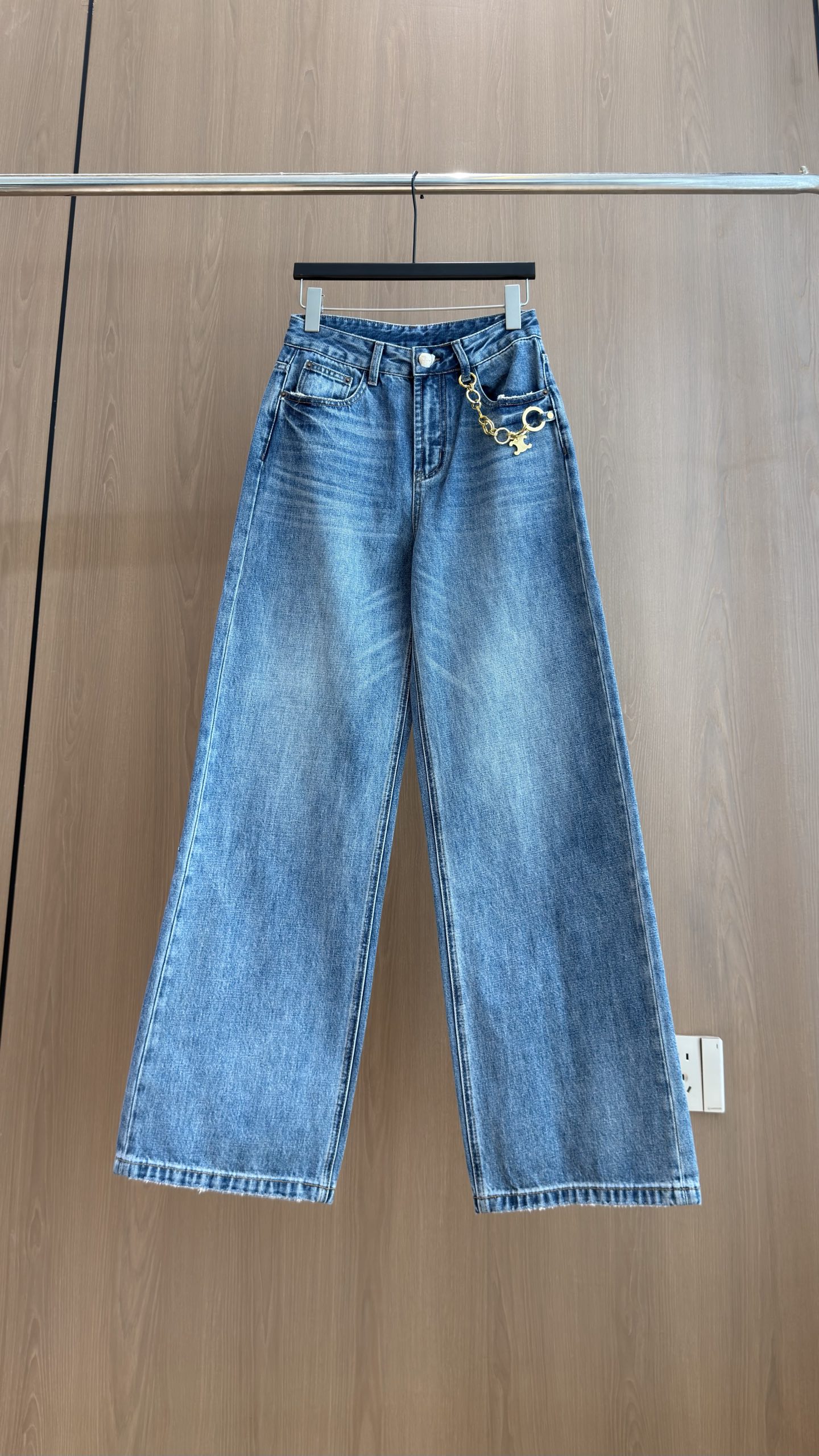 🛒𝐍𝐄𝐖 · 𝟐𝟎𝟐6/爆款现货 【秋冬上新】设计师｜26新款链条装饰直筒牛仔裤 爆单款  气质女神必入  定制专属图文