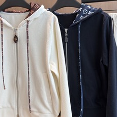 🛒𝐍𝐄𝐖 · 𝟐𝟎𝟐6/爆款现货 【秋冬上新】Lou*|26新品经典撞色老花外套长裤套装! 高端定制印花拼接双拉链上衣 🛒𝐍𝐄𝐖 · 𝟐𝟎𝟐6/爆款现货 【秋冬上新】Lou*|26新品经典撞色老花外套长裤套装! 高端定制印花拼接双拉链上衣