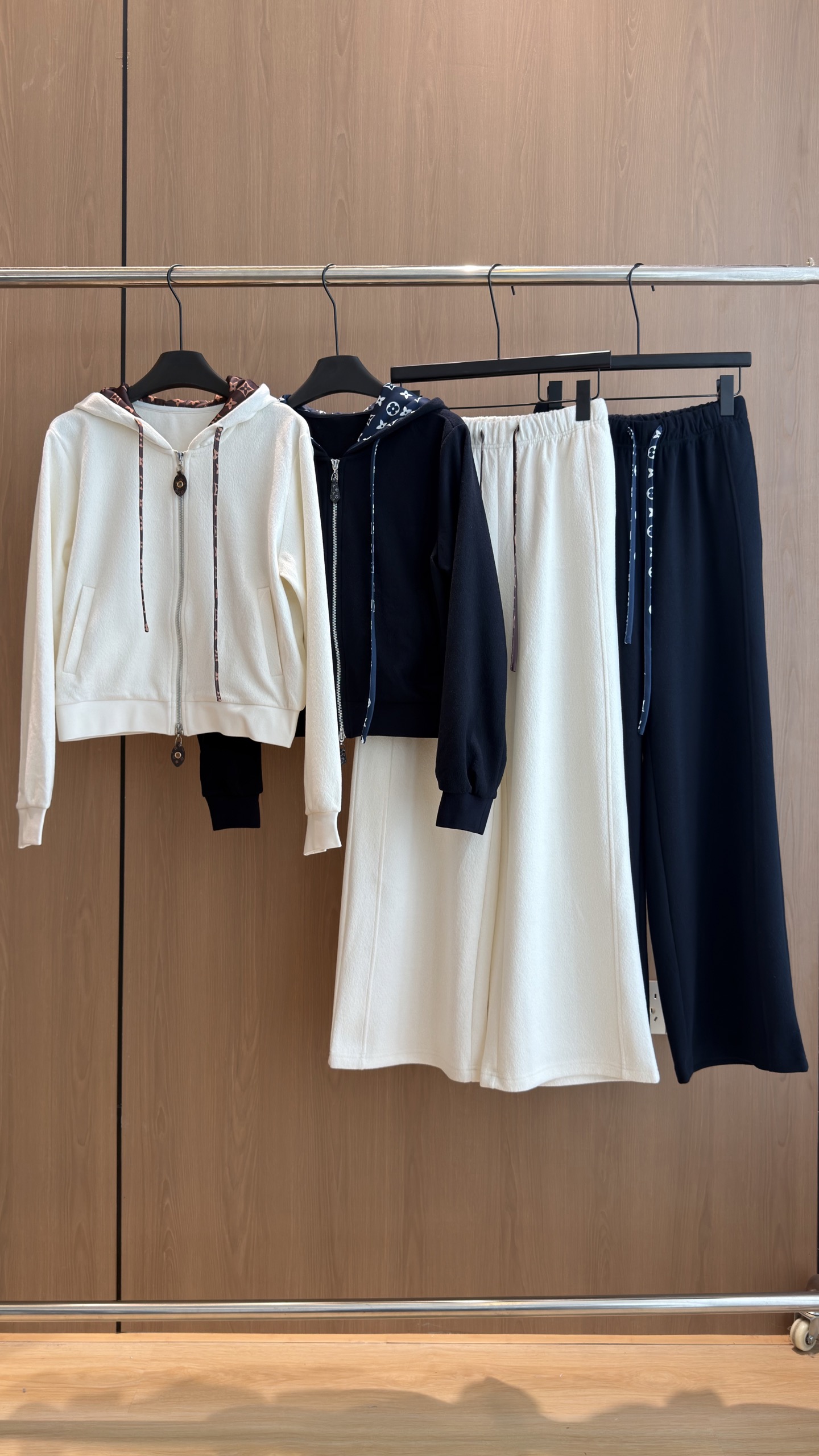 🛒𝐍𝐄𝐖 · 𝟐𝟎𝟐6/爆款现货 【秋冬上新】Lou*｜26新品经典撞色老花外套长裤套装！ 高端定制印花拼接双拉链上衣 