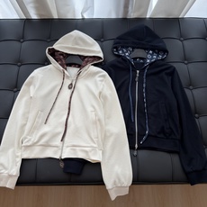🛒𝐍𝐄𝐖 · 𝟐𝟎𝟐6/爆款现货 【秋冬上新】Lou*|26新品经典撞色老花外套长裤套装! 高端定制印花拼接双拉链上衣 🛒𝐍𝐄𝐖 · 𝟐𝟎𝟐6/爆款现货 【秋冬上新】Lou*|26新品经典撞色老花外套长裤套装! 高端定制印花拼接双拉链上衣