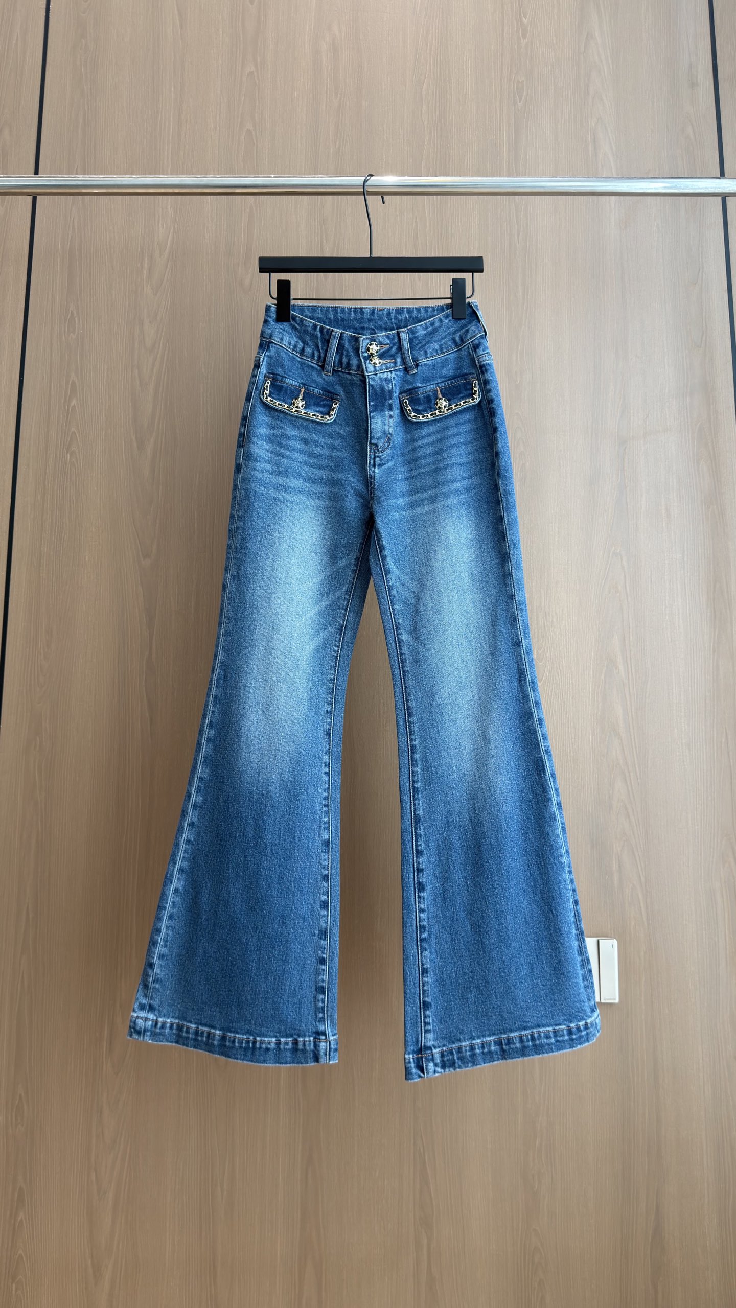 🛒𝐍𝐄𝐖 · 𝟐𝟎𝟐6/爆款现货 【秋冬新款】Ch*｜小香风链条装饰微喇牛仔裤 采用高端定制面料，牛仔穿起来非常舒适，常