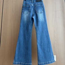 🛒𝐍𝐄𝐖 · 𝟐𝟎𝟐6/爆款现货 【秋冬新款】Ch*|小香风链条装饰微喇牛仔裤 采用高端定制面料,牛仔穿起来非常舒适,常 🛒𝐍𝐄𝐖 · 𝟐𝟎𝟐6/爆款现货 【秋冬新款】Ch*|小香风链条装饰微喇牛仔裤 采用高端定制面料,牛仔穿起来非常舒适,常