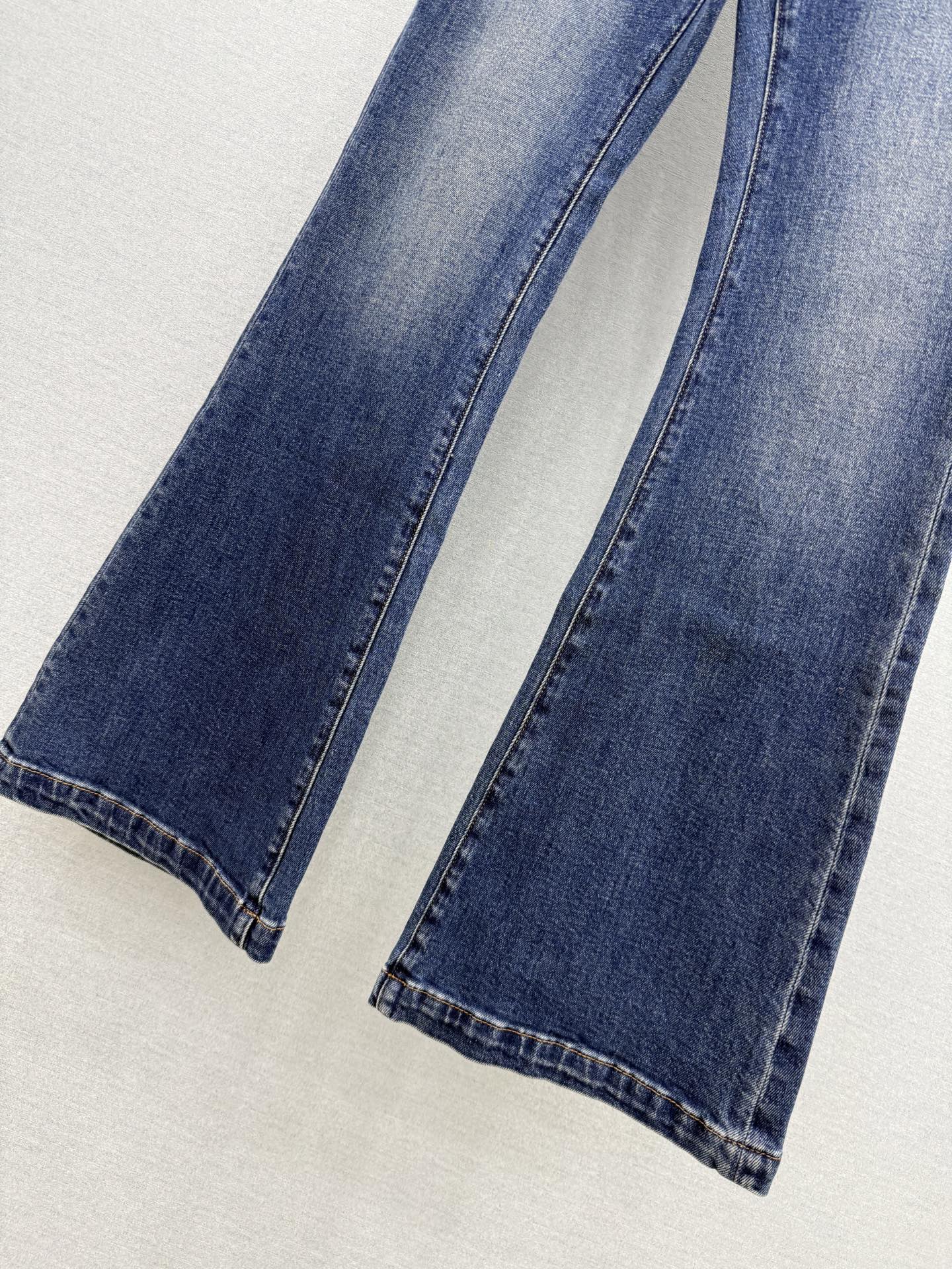 🛒𝐍𝐄𝐖 · 𝟐𝟎𝟐6/爆款现货 【秋冬新款】设计师｜双C刺绣双口袋微喇牛仔裤 采用高端定制面料，牛仔穿起来非常舒适，常