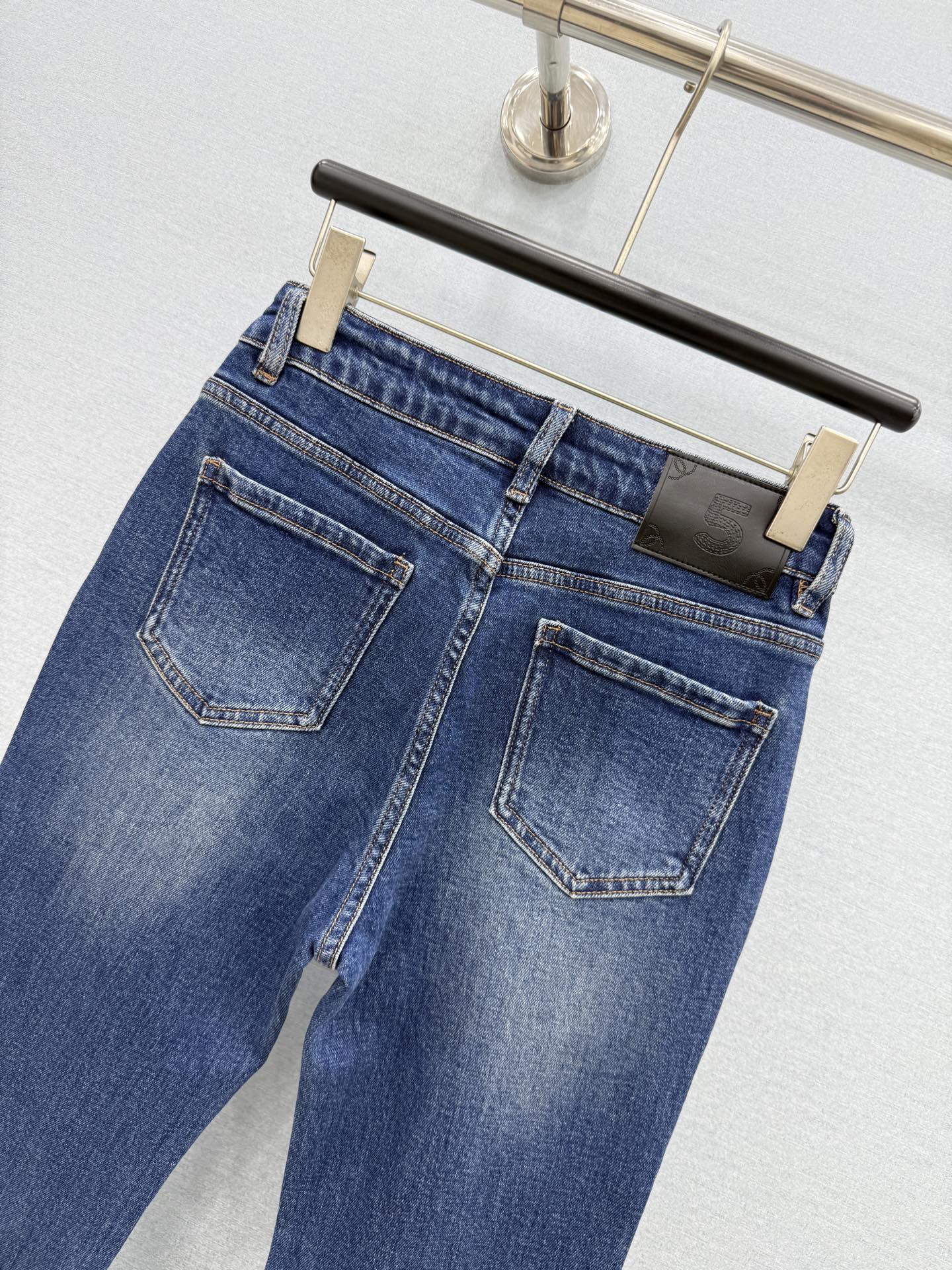 🛒𝐍𝐄𝐖 · 𝟐𝟎𝟐6/爆款现货 【秋冬新款】设计师｜双C刺绣双口袋微喇牛仔裤 采用高端定制面料，牛仔穿起来非常舒适，常