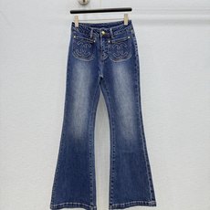 🛒𝐍𝐄𝐖 · 𝟐𝟎𝟐6/爆款现货 【秋冬新款】设计师|双C刺绣双口袋微喇牛仔裤 采用高端定制面料,牛仔穿起来非常舒适,常 🛒𝐍𝐄𝐖 · 𝟐𝟎𝟐6/爆款现货 【秋冬新款】设计师|双C刺绣双口袋微喇牛仔裤 采用高端定制面料,牛仔穿起来非常舒适,常