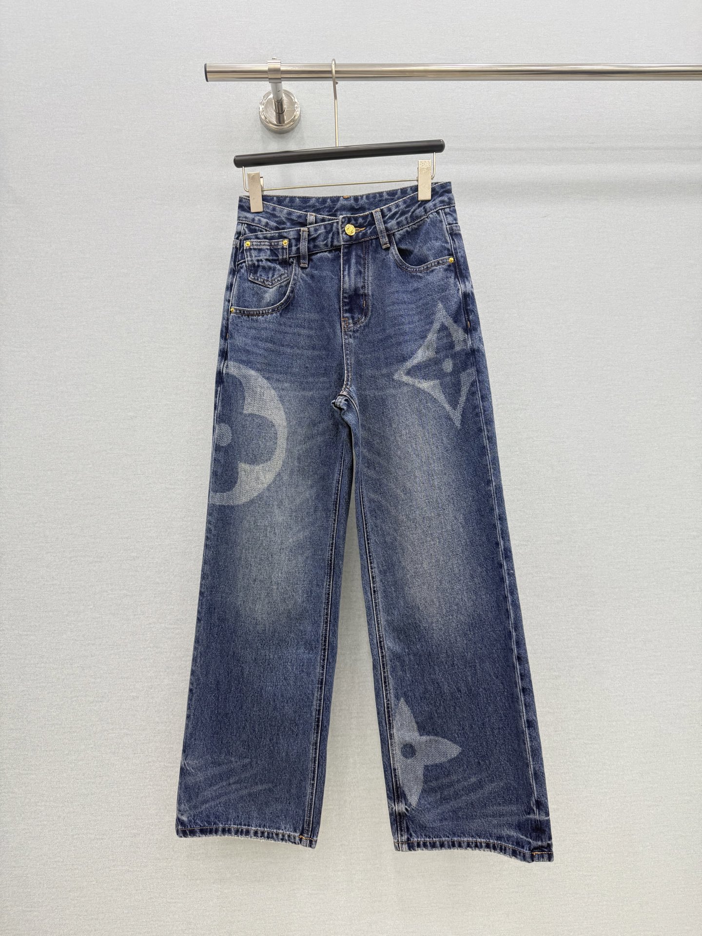 🛒𝐍𝐄𝐖 · 𝟐𝟎𝟐6/爆款现货 【秋冬上新】设计师｜26新款斜扣老花直筒牛仔裤 爆单款  气质女神必入  定制专属图案