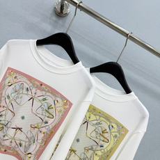 🛒𝐍𝐄𝐖 · 𝟐𝟎𝟐6/爆款现货 【原单品质】 Di*|2026新款印花长袖T恤 高订面料,减龄百搭版型 ,上身的触感 🛒𝐍𝐄𝐖 · 𝟐𝟎𝟐6/爆款现货 【原单品质】 Di*|2026新款印花长袖T恤 高订面料,减龄百搭版型 ,上身的触感