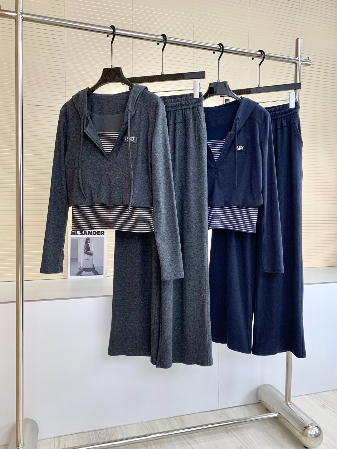 🛒𝐍𝐄𝐖 · 𝟐𝟎𝟐6/爆款现货 【秋冬上新】小众｜26新品经典假两件拼接带帽长裤套装！ 高端定制贴布绣套头上衣  搭配