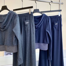 🛒𝐍𝐄𝐖 · 𝟐𝟎𝟐6/爆款现货 【秋冬上新】小众|26新品经典假两件拼接带帽长裤套装! 高端定制贴布绣套头上衣 搭配 🛒𝐍𝐄𝐖 · 𝟐𝟎𝟐6/爆款现货 【秋冬上新】小众|26新品经典假两件拼接带帽长裤套装! 高端定制贴布绣套头上衣 搭配