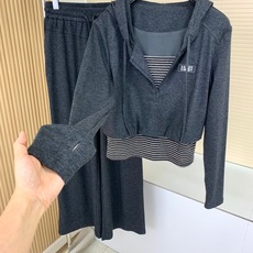 🛒𝐍𝐄𝐖 · 𝟐𝟎𝟐6/爆款现货 【秋冬上新】小众|26新品经典假两件拼接带帽长裤套装! 高端定制贴布绣套头上衣 搭配 🛒𝐍𝐄𝐖 · 𝟐𝟎𝟐6/爆款现货 【秋冬上新】小众|26新品经典假两件拼接带帽长裤套装! 高端定制贴布绣套头上衣 搭配